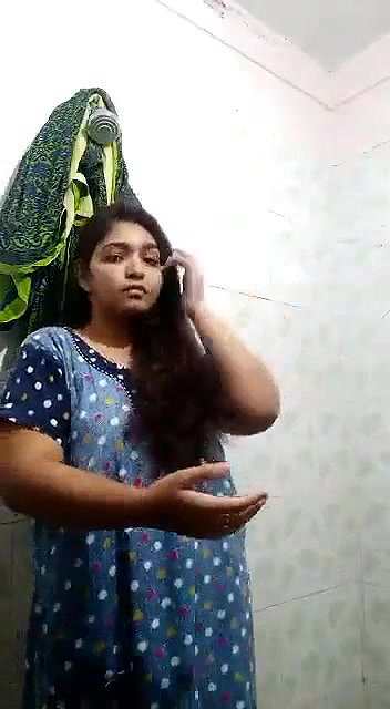 Desi bhabi showing big boobs
