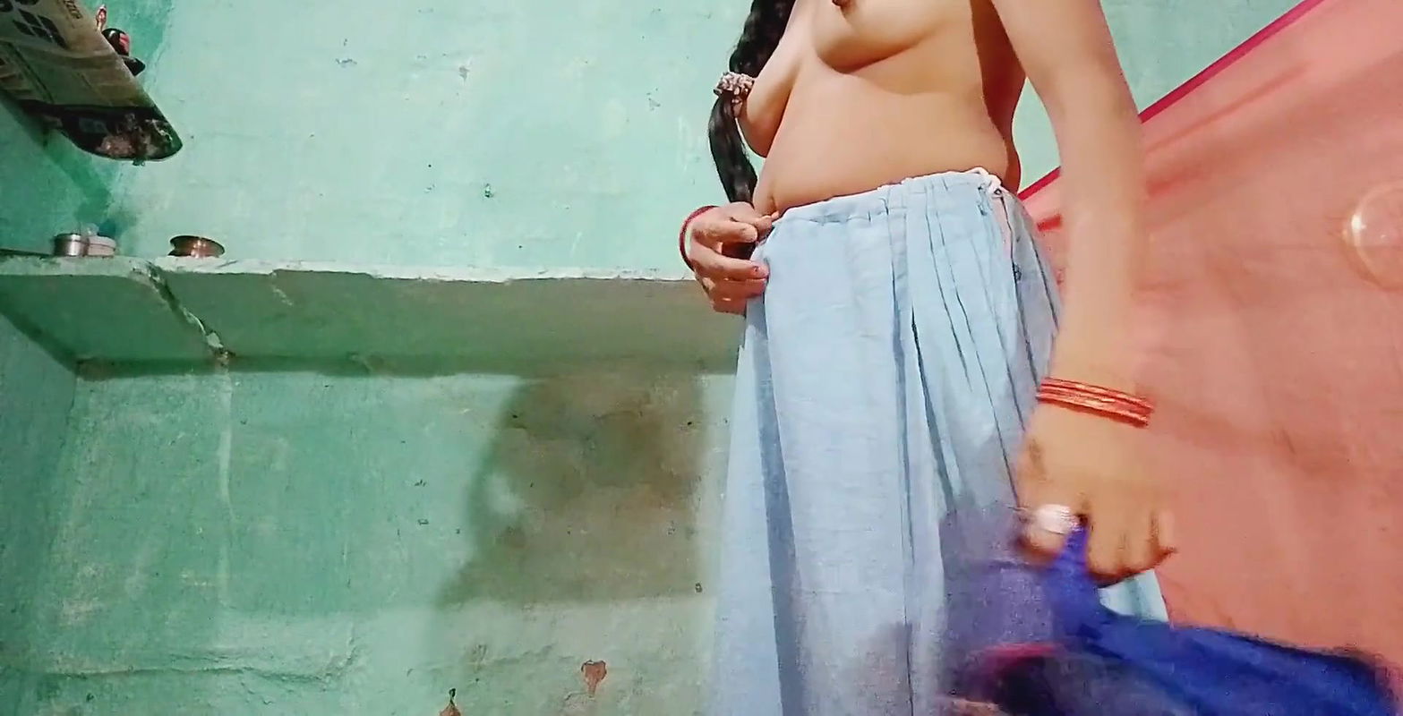 Bhabhi ji Saadi badal rahi thi devar ne dekh liya or chudai kar diya devar bhabhi ki Desi chudai video with YourPayal