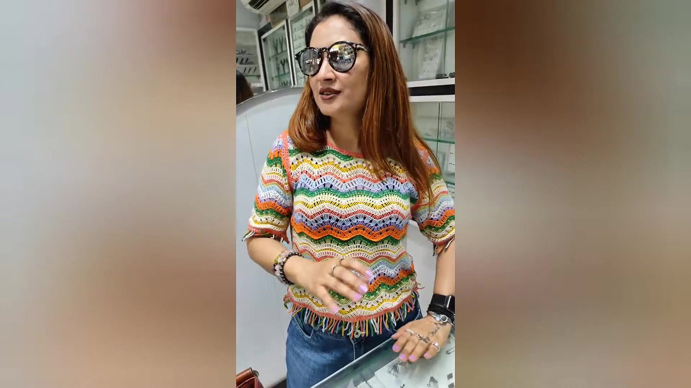 chubby desi lady navel piercing in top