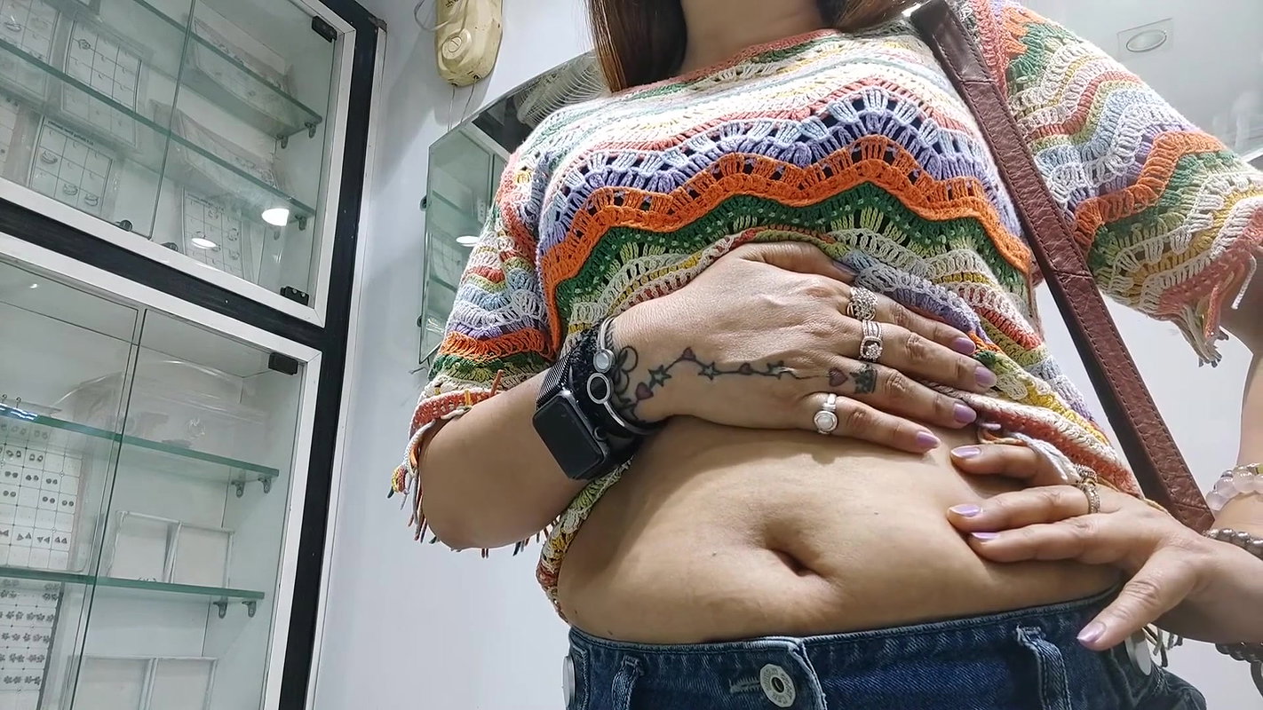 chubby desi lady navel piercing in top