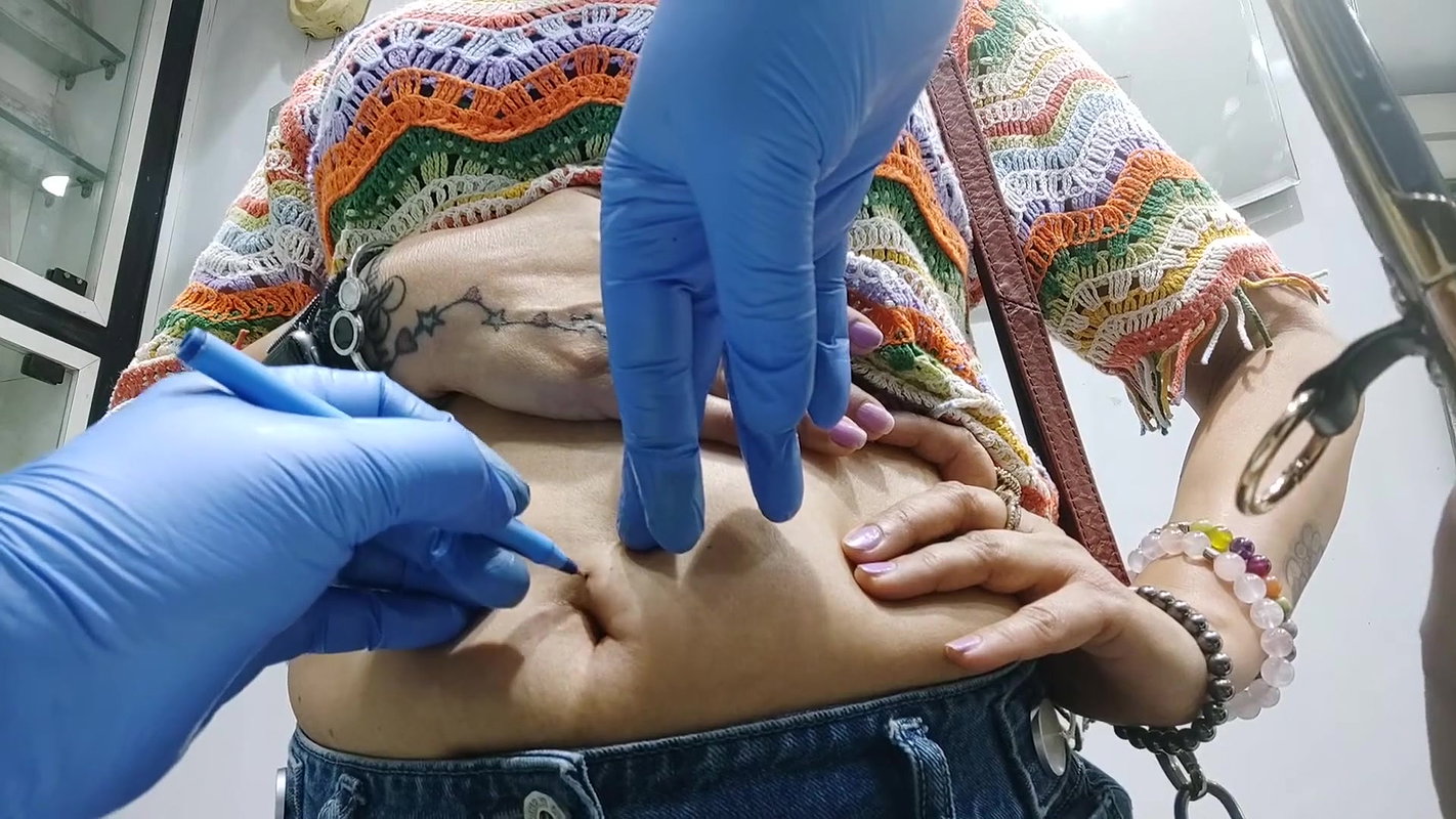 chubby desi lady navel piercing in top