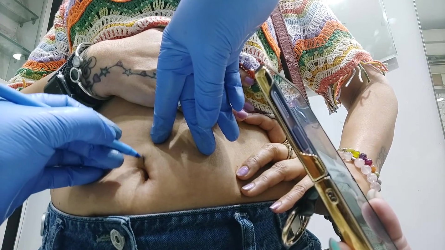 chubby desi lady navel piercing in top