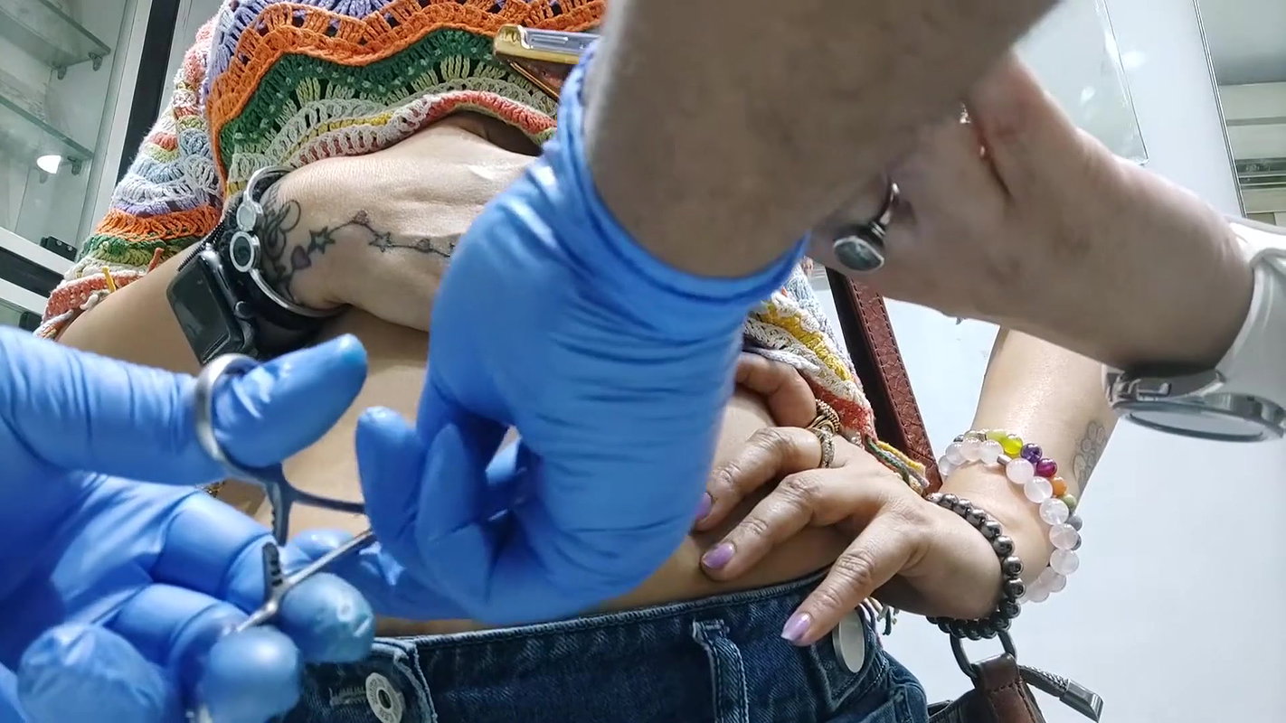 chubby desi lady navel piercing in top