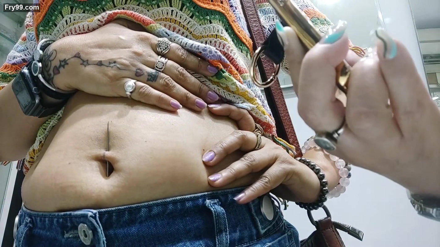 chubby desi lady navel piercing in top