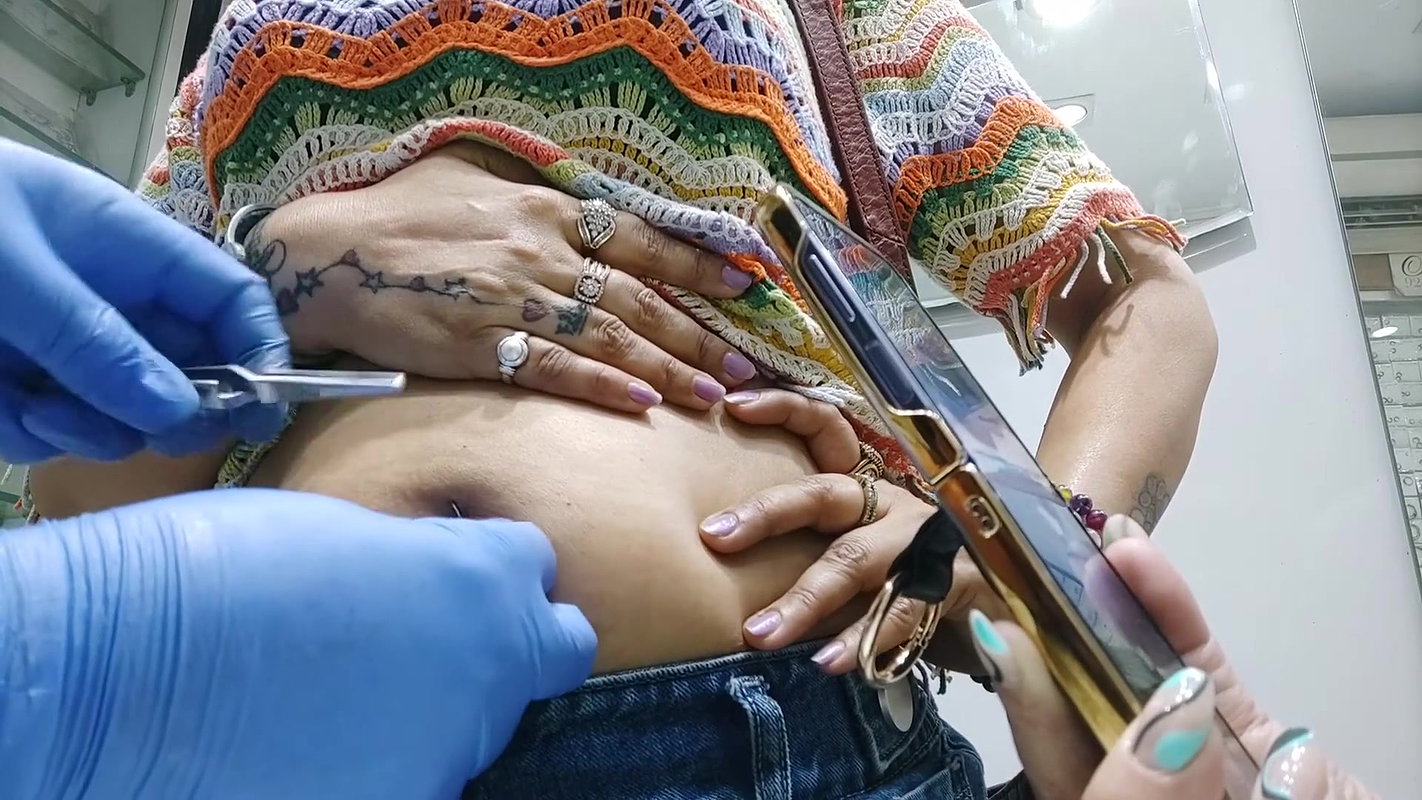 chubby desi lady navel piercing in top