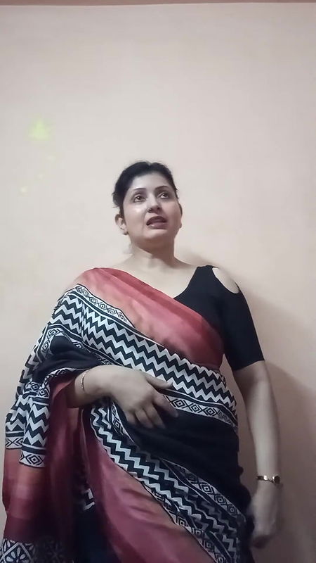 Hot Chubby Bengali Aunty Sexy Deep Open Navel show in Saree
