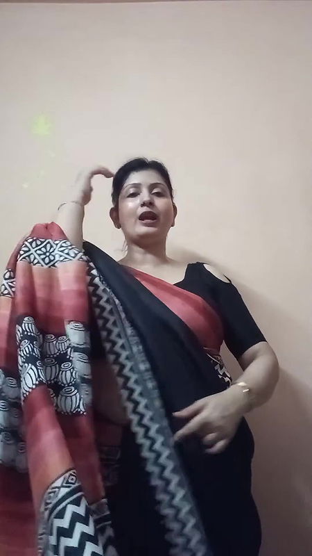 Hot Chubby Bengali Aunty Sexy Deep Open Navel show in Saree