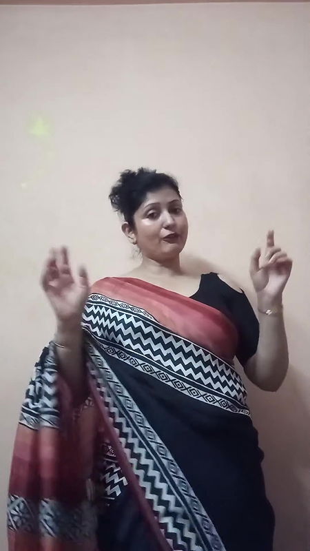Hot Chubby Bengali Aunty Sexy Deep Open Navel show in Saree