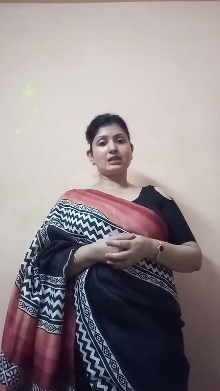 Hot Chubby Bengali Aunty Sexy Deep Open Navel show in Saree