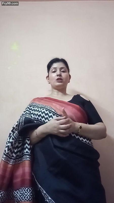 Hot Chubby Bengali Aunty Sexy Deep Open Navel show in Saree