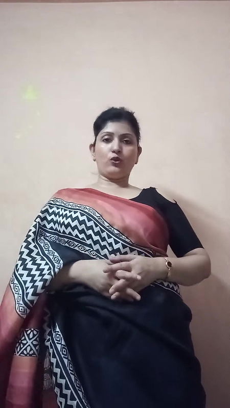Hot Chubby Bengali Aunty Sexy Deep Open Navel show in Saree