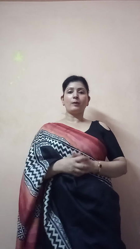Hot Chubby Bengali Aunty Sexy Deep Open Navel show in Saree