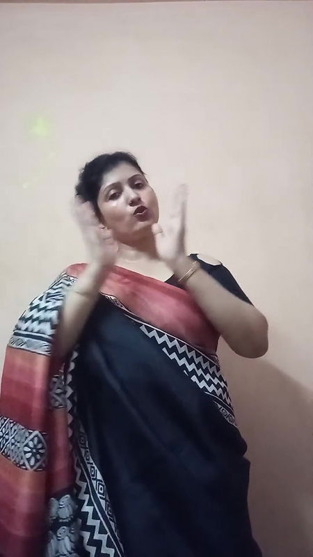 Hot Chubby Bengali Aunty Sexy Deep Open Navel show in Saree