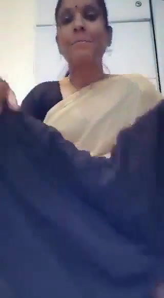 Horny Mature Aunty Showing Pussy to Lover