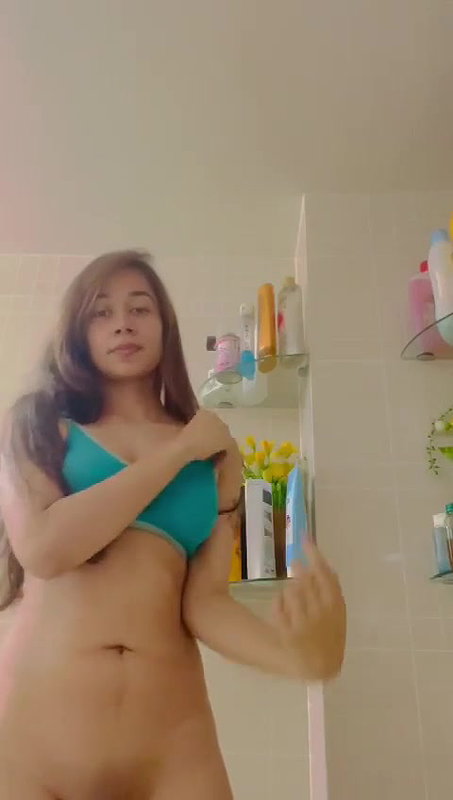 Cute Desi Girl Showing Boobs