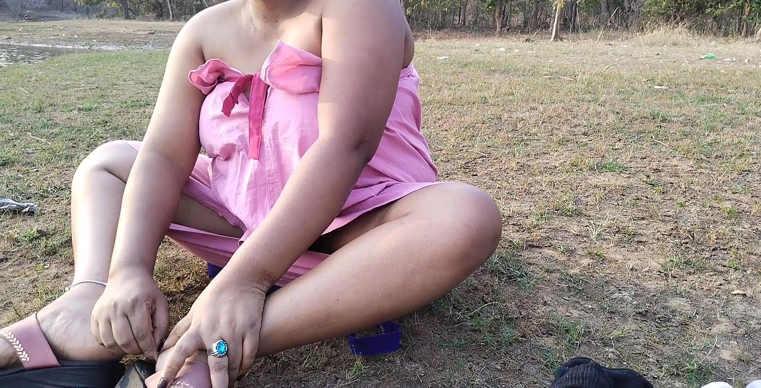 Hot Desi Sexy Bhabhi Girl shows sexy boobs by doing bath show in outdoor, also roams in forest