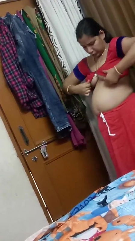 Big Boobs Bhabhi Changing Dress
