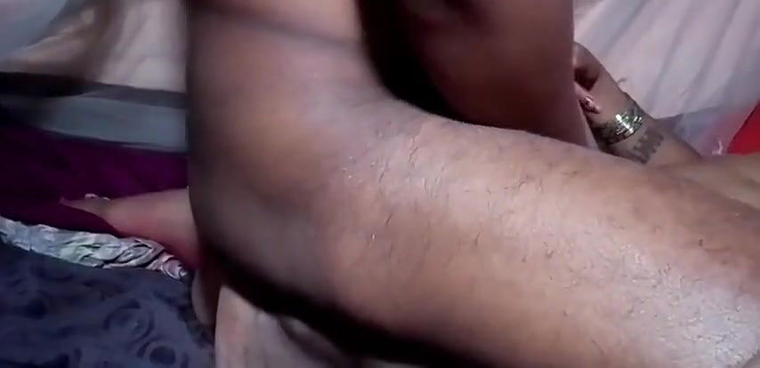 Biwi ki chudai kerte 2 gaane me lund daal diya to usko bahut hua wo rone lagi fir mene chut me lund dala or choda