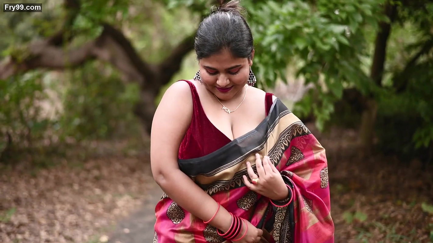 MEGHA DAS GHOSH SAREE FASHION VIDEO Ft Foto Nest