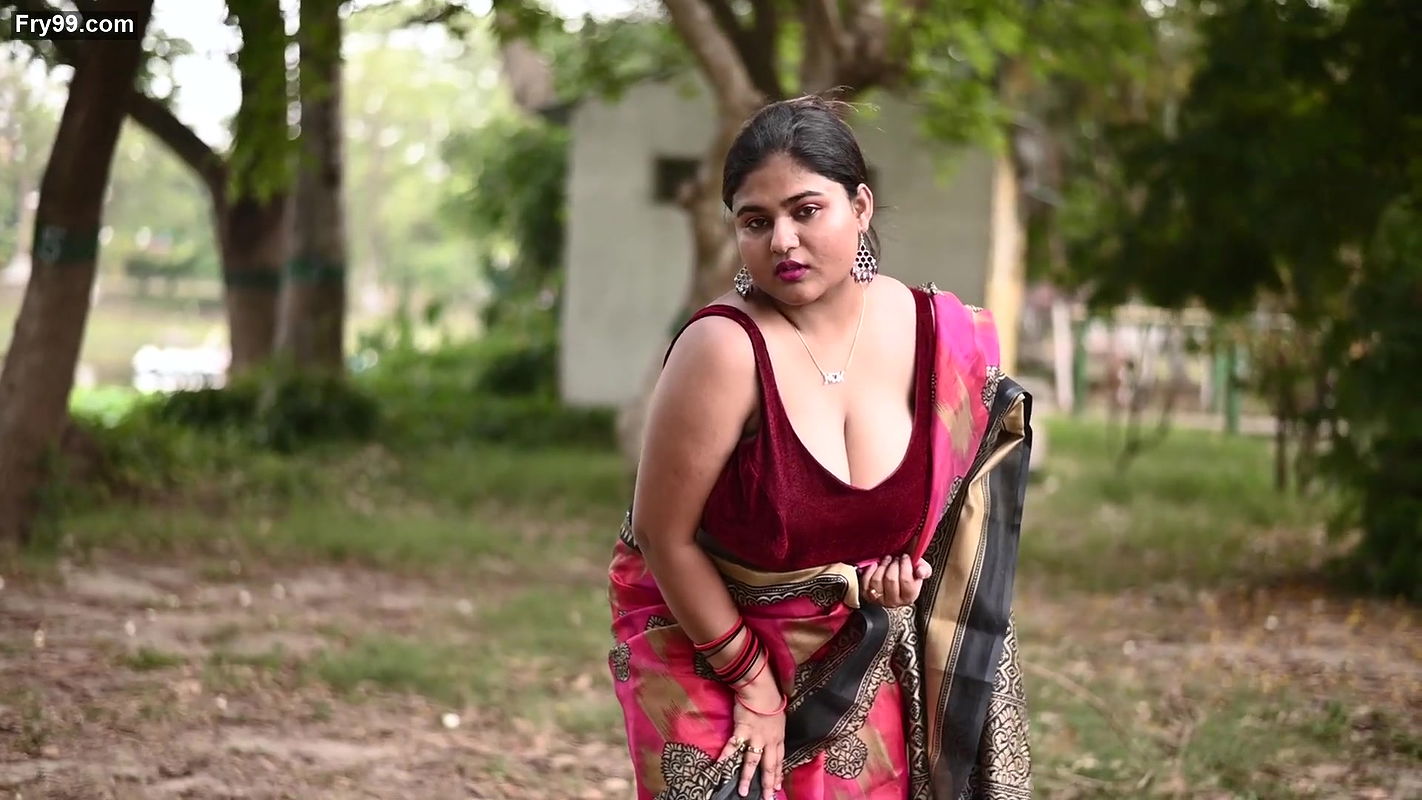 MEGHA DAS GHOSH SAREE FASHION VIDEO Ft Foto Nest