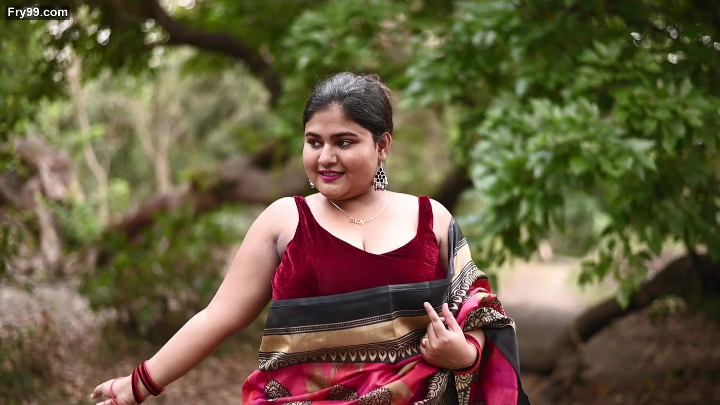 MEGHA DAS GHOSH SAREE FASHION VIDEO Ft Foto Nest