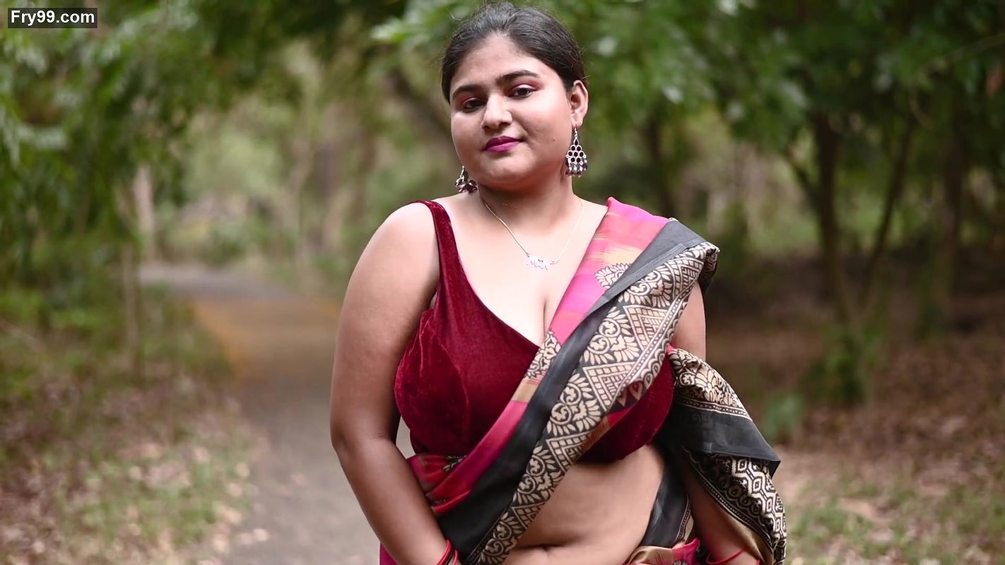 MEGHA DAS GHOSH SAREE FASHION VIDEO Ft Foto Nest