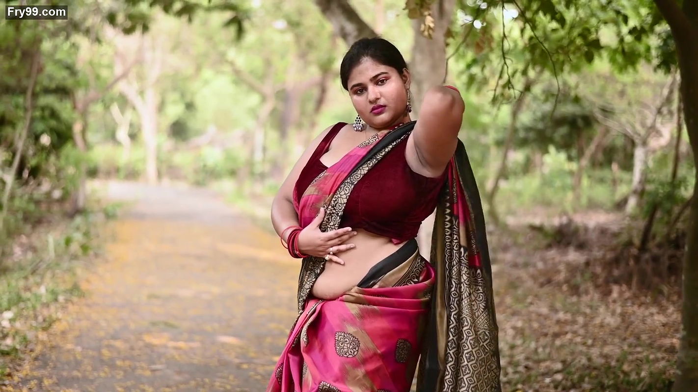 MEGHA DAS GHOSH SAREE FASHION VIDEO Ft Foto Nest