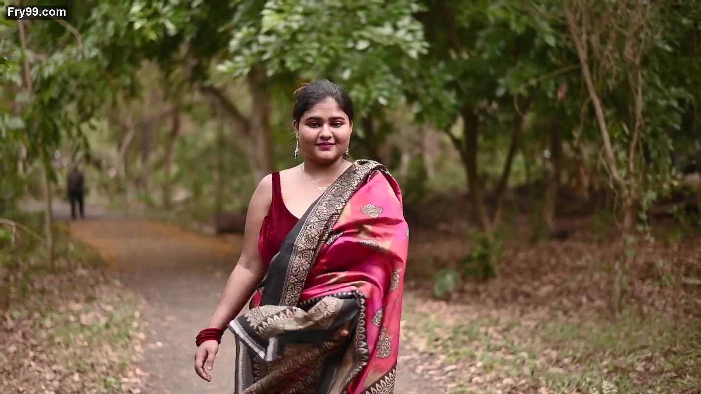 MEGHA DAS GHOSH SAREE FASHION VIDEO Ft Foto Nest