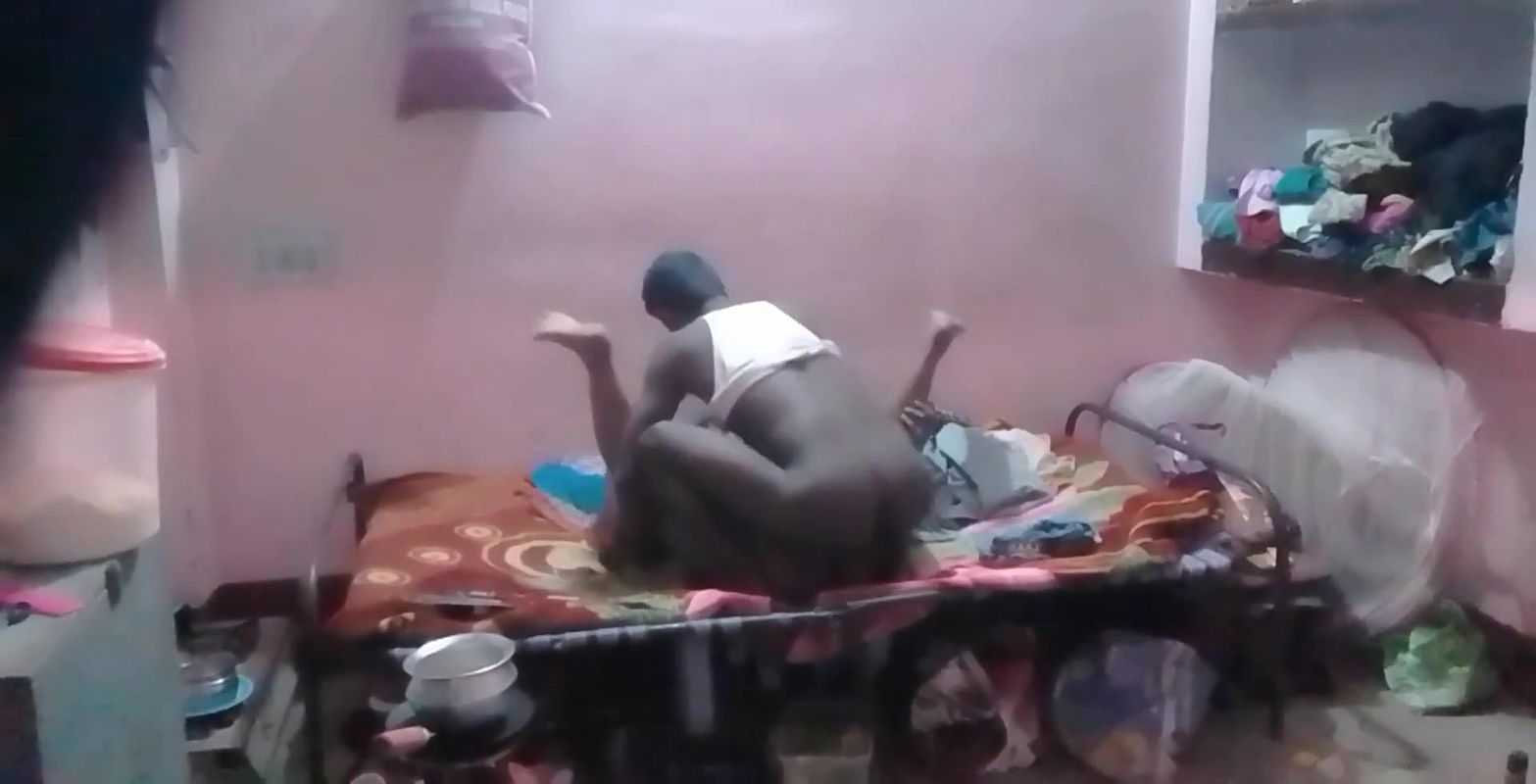 Wife ko khatiya per maje lekar khoob choda raat mein