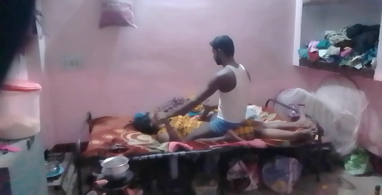 Wife ko khatiya per maje lekar khoob choda raat mein