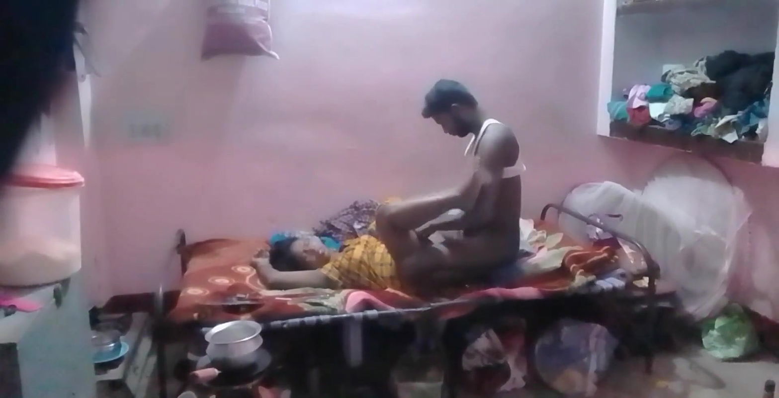 Wife ko khatiya per maje lekar khoob choda raat mein