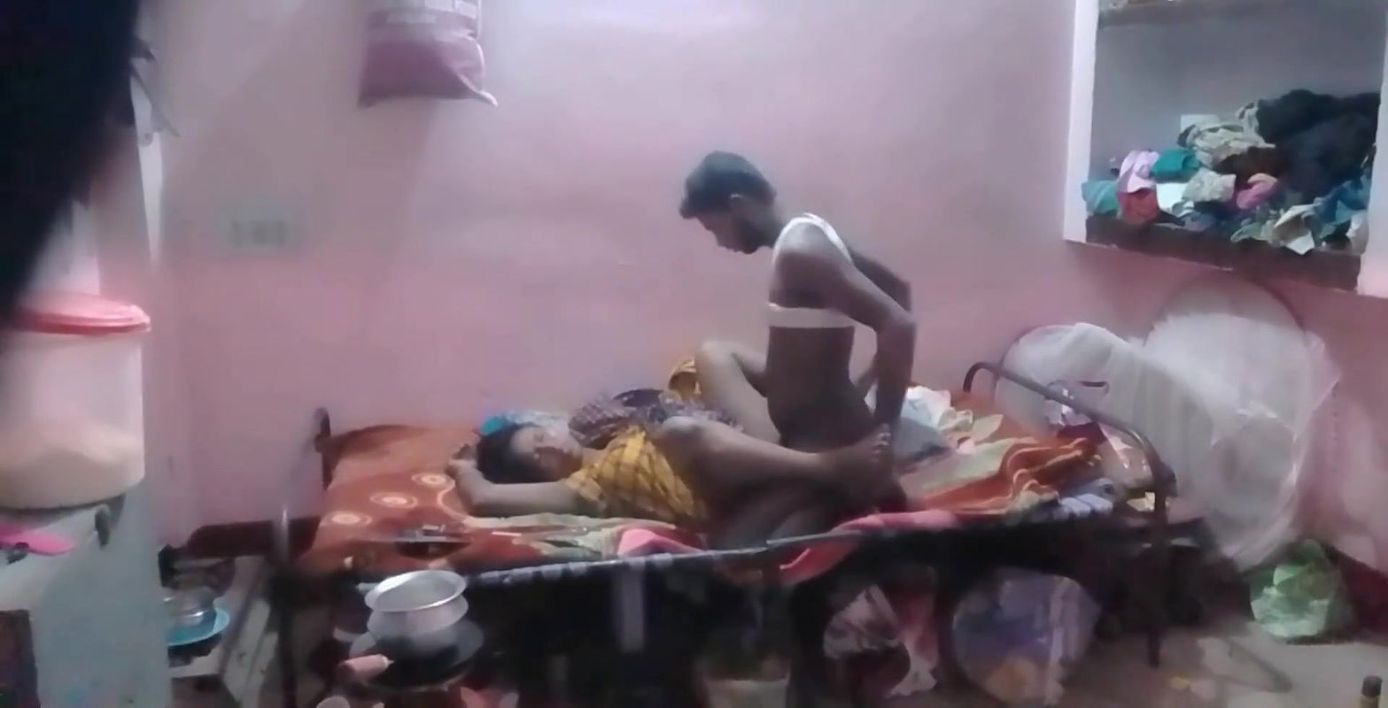 Wife ko khatiya per maje lekar khoob choda raat mein