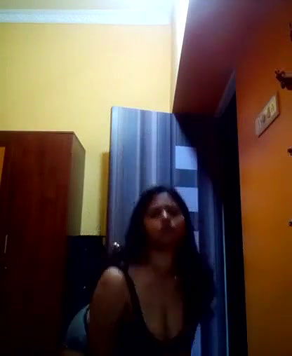 Desi Bhabhi Showing Big Boobs