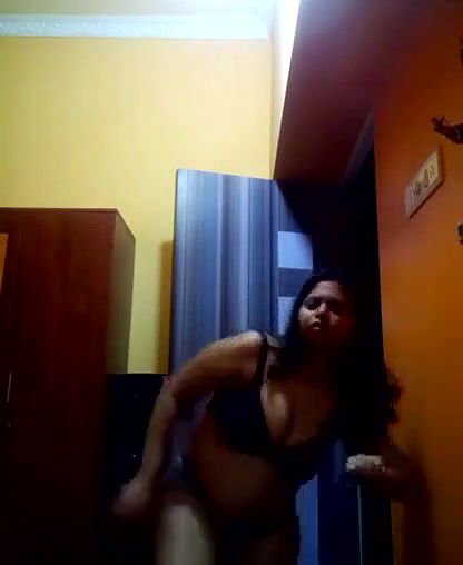 Desi Bhabhi Showing Big Boobs