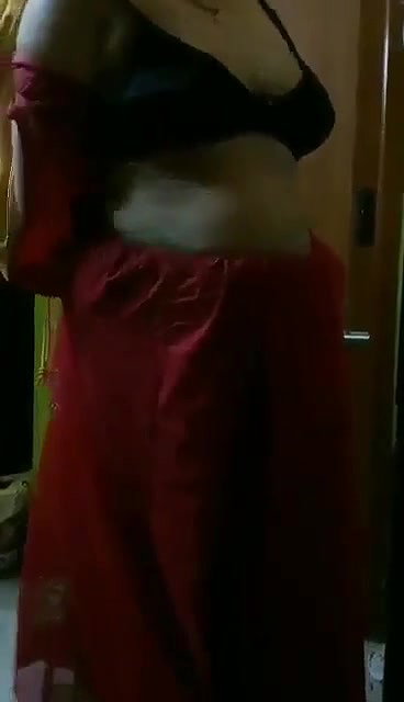 Desi Aunty Stripping Saree
