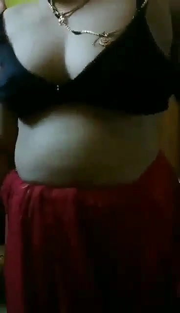 Desi Aunty Stripping Saree
