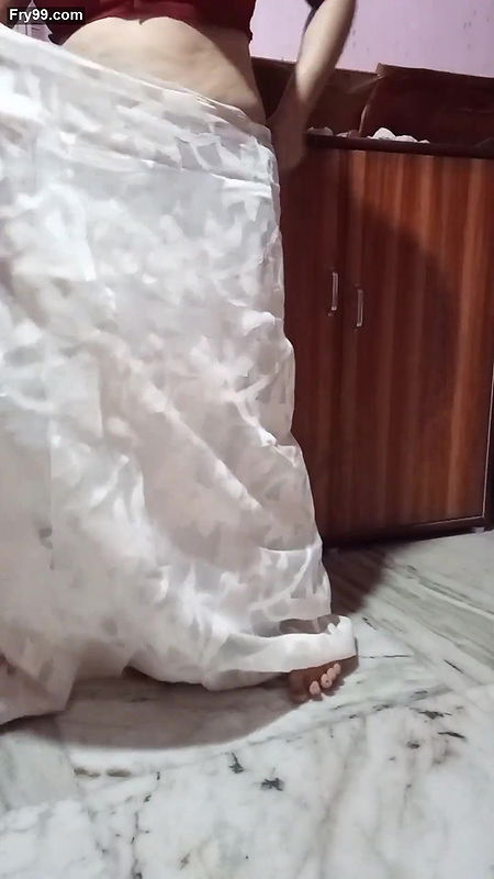 Hot Beautiful bengali Aunty sexy Navel in saree