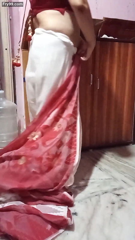 Hot Beautiful bengali Aunty sexy Navel in saree