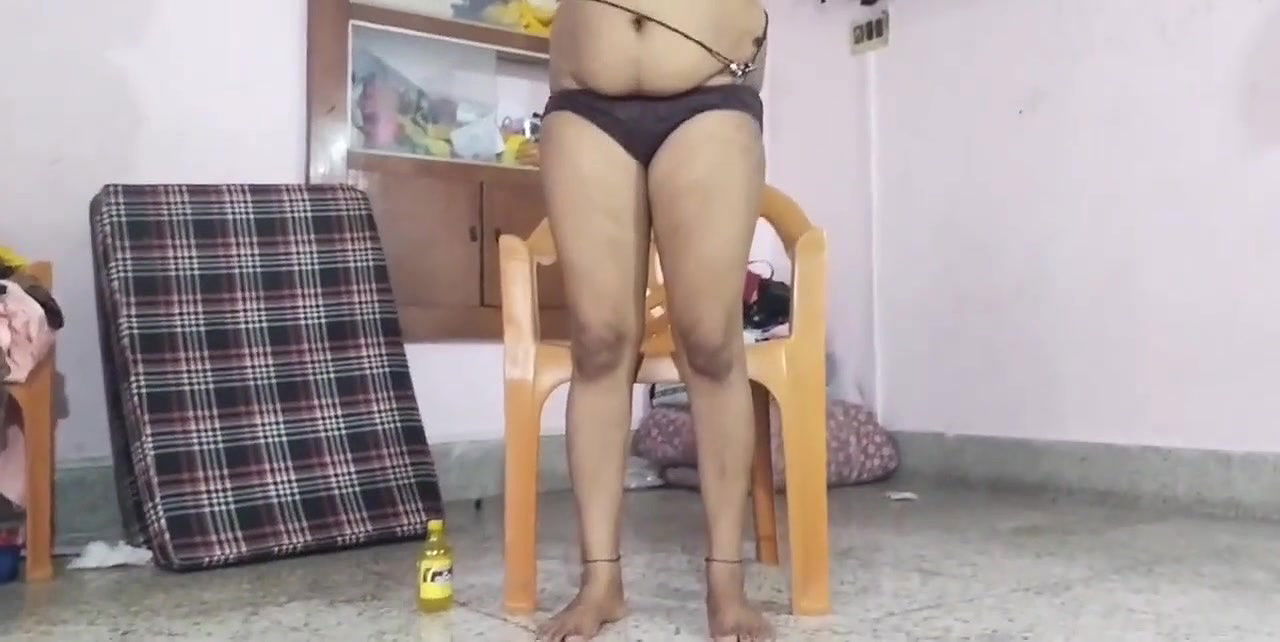 Bhabi ne tel leke apni chut ko hila raha hey