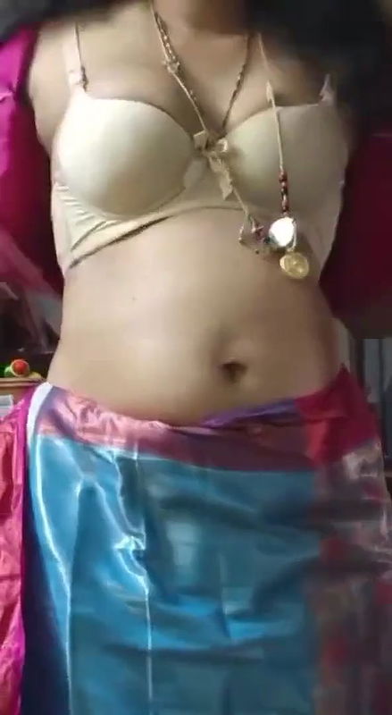 Real hoot married aunty amazing boobs black akkul thaali show in video call