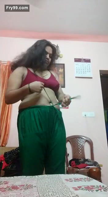 Big navel bhabi open her dress