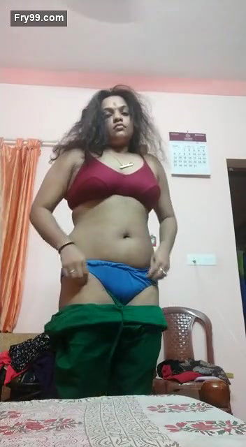 Big navel bhabi open her dress