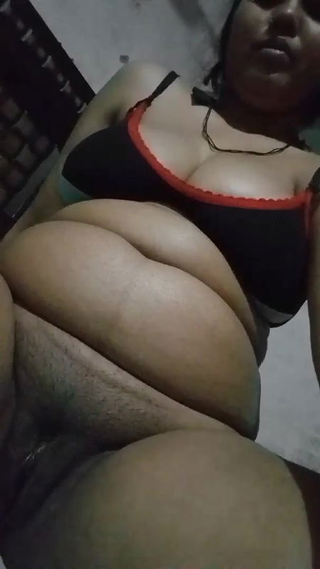 Desi Girl Shows Her Pussy