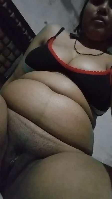 Desi Girl Shows Her Pussy