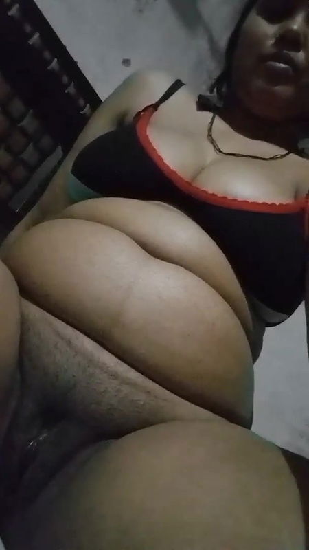 Desi Girl Shows Her Pussy