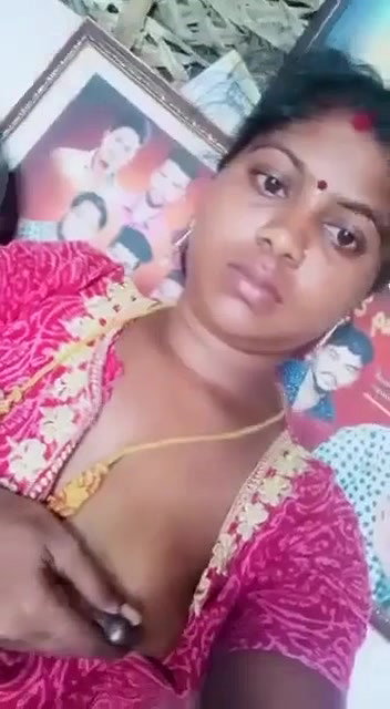 Bhabhi Shows Her Milky Boobs