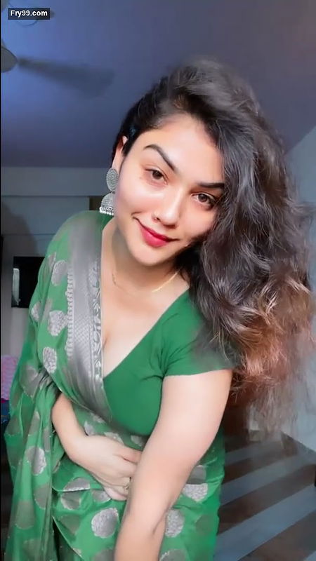 Shailu Sharma Showing Navel and Dancing in Green Saree