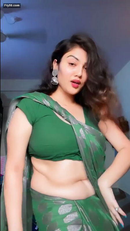 Shailu Sharma Showing Navel and Dancing in Green Saree