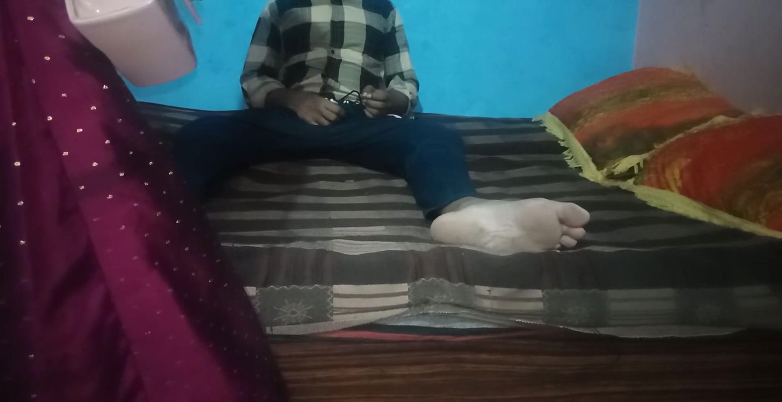 Desi tina ne aaj first baar Apne chote devar ji ko sex karna sikhaya