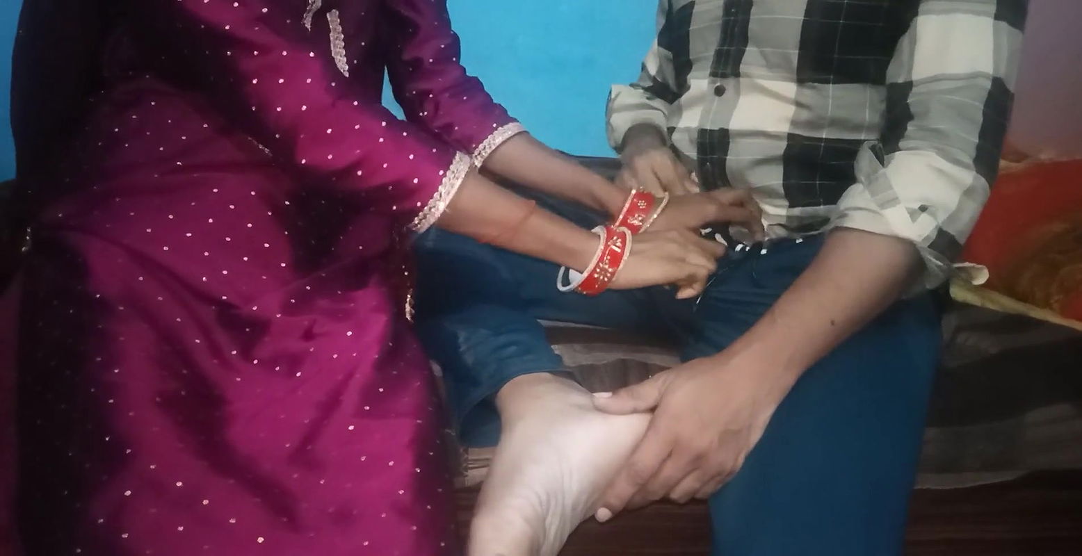 Desi tina ne aaj first baar Apne chote devar ji ko sex karna sikhaya